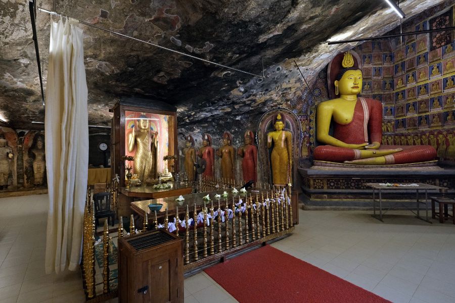 Buddha statues in Ridi Vihara shrine - Sri Lanka 9-day tours