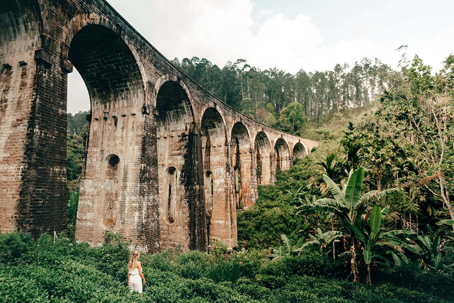 The location of the Nine Arch Bridge in Sri Lanka is very convenient for tourists