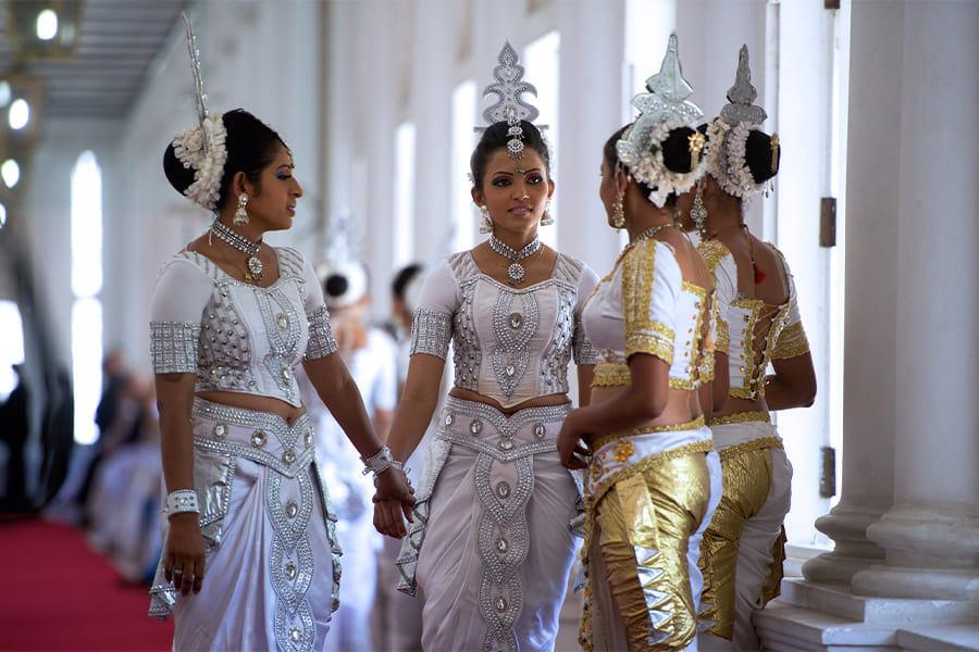 sri lanka traditional dress - sri lanka local tours